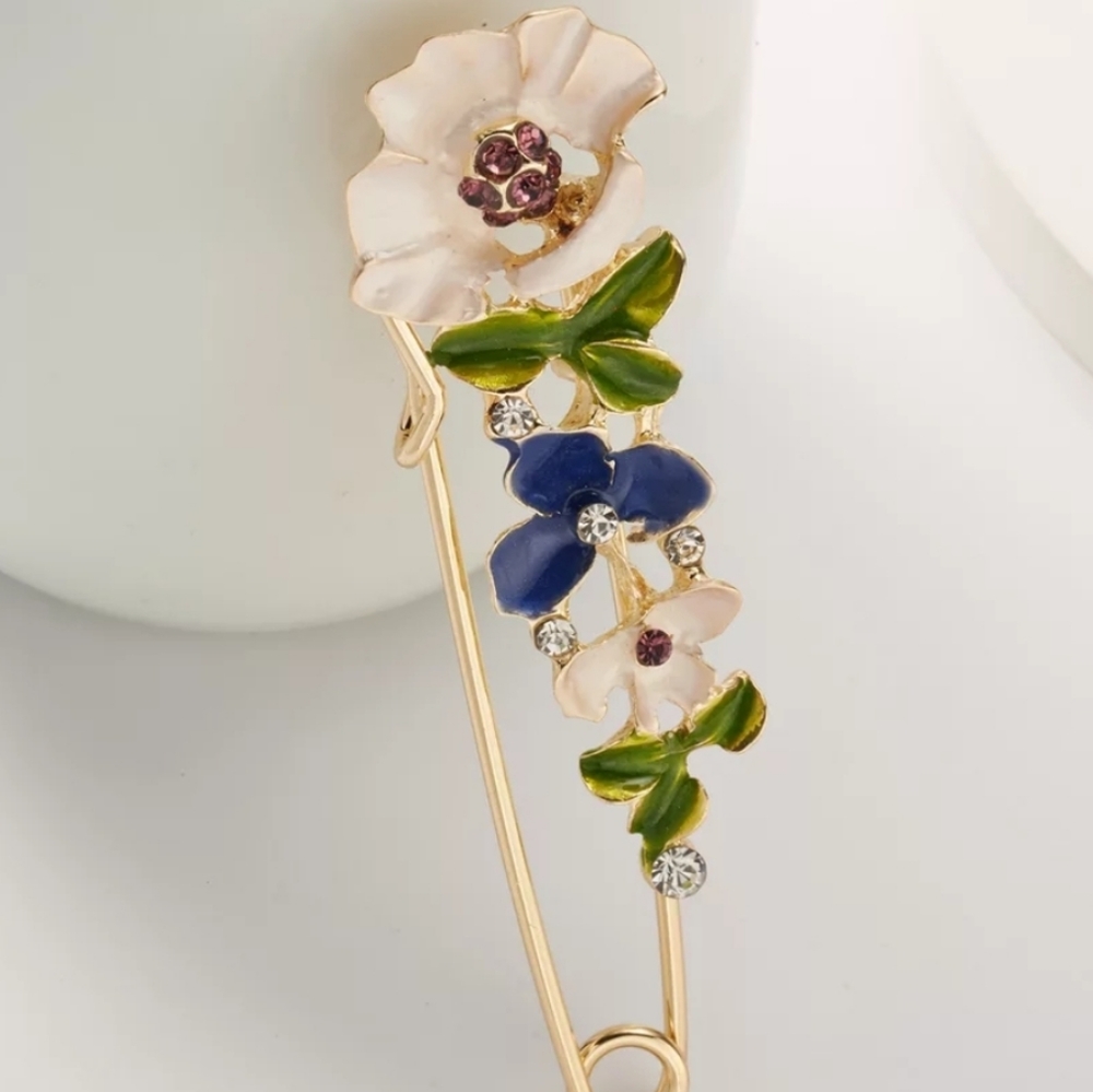 Elegant Rhinestone Flower Pin Brooch - Picture 2 of 3